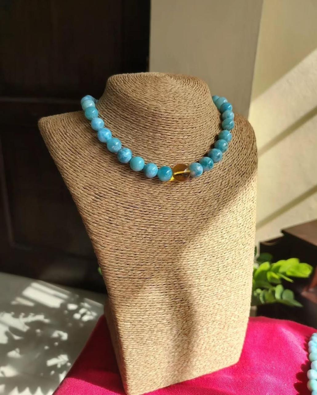 Choker de Larimar con centro de Ambar